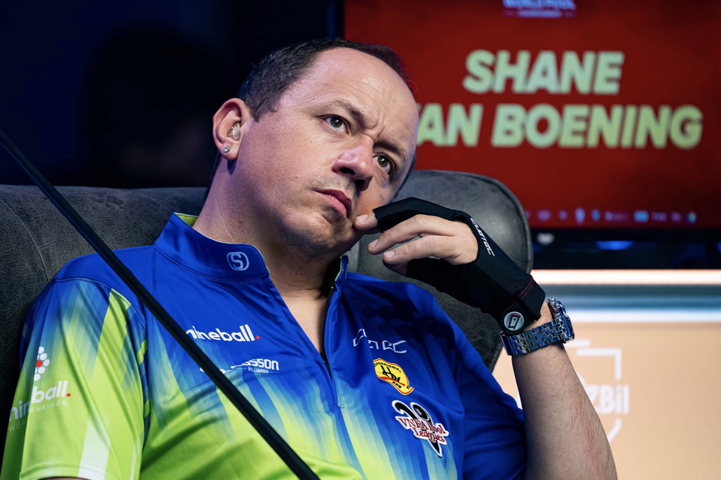 SHAW SURVIVES DAY 1 SCARE AS VAN BOENING CRUISES